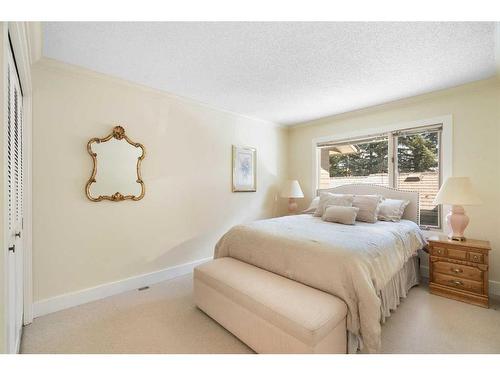 3-68 Baycrest Place Sw, Calgary, AB - Indoor Photo Showing Bedroom