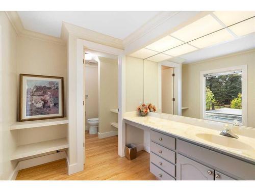 3-68 Baycrest Place Sw, Calgary, AB - Indoor Photo Showing Bathroom