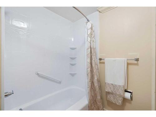 3-68 Baycrest Place Sw, Calgary, AB - Indoor Photo Showing Bathroom