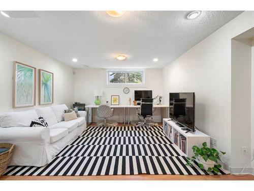 106 Dalgleish Bay Nw, Calgary, AB - Indoor Photo Showing Other Room