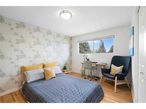 106 Dalgleish Bay Nw, Calgary, AB - Indoor Photo Showing Bedroom