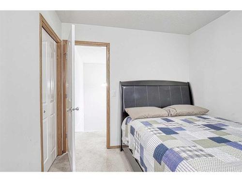 101 Saddlecrest Green Ne, Calgary, AB - Indoor Photo Showing Bedroom