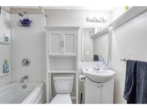 101 Saddlecrest Green Ne, Calgary, AB - Indoor Photo Showing Bathroom