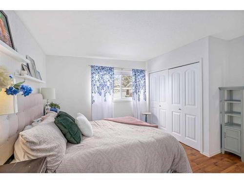 715 Canterbury Drive Sw, Calgary, AB - Indoor Photo Showing Bedroom
