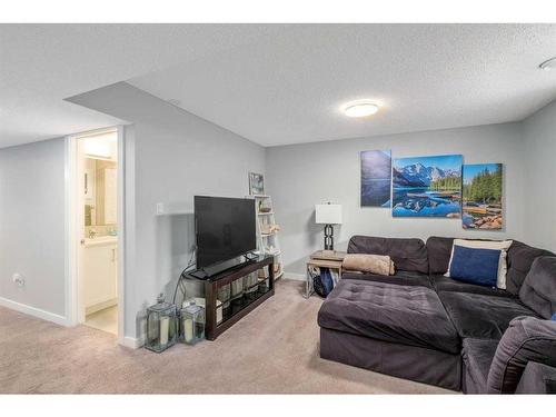 715 Canterbury Drive Sw, Calgary, AB - Indoor Photo Showing Living Room