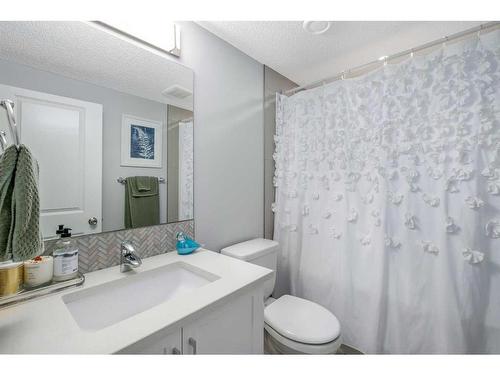 715 Canterbury Drive Sw, Calgary, AB - Indoor Photo Showing Bathroom
