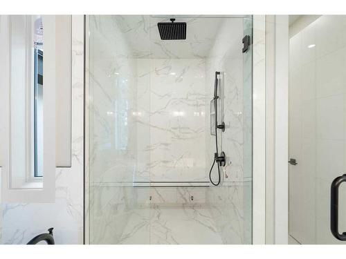 915 36 Street Nw, Calgary, AB - Indoor Photo Showing Bathroom