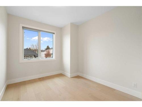 915 36 Street Nw, Calgary, AB - Indoor Photo Showing Other Room