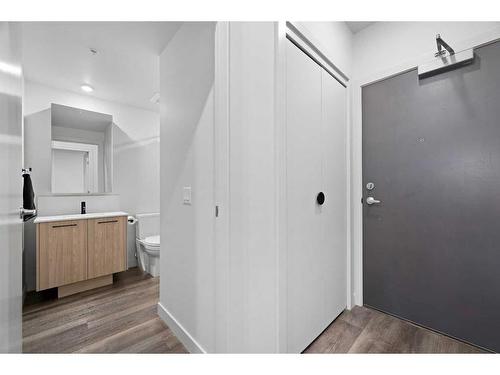 405-1107 Gladstone Road Nw, Calgary, AB - Indoor Photo Showing Laundry Room