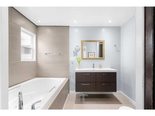 112 Woodside Bay Sw, Calgary, AB - Indoor Photo Showing Bathroom