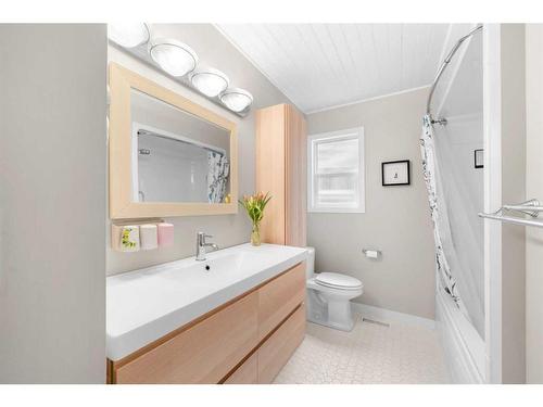 112 Woodside Bay Sw, Calgary, AB - Indoor Photo Showing Bathroom