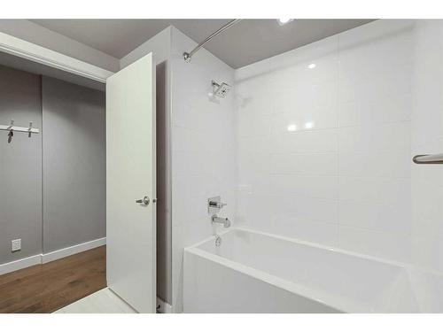 111-235 9A Street Nw, Calgary, AB - Indoor Photo Showing Bathroom