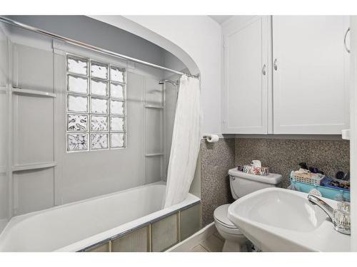335 3 Avenue Ne, Calgary, AB - Indoor Photo Showing Bathroom