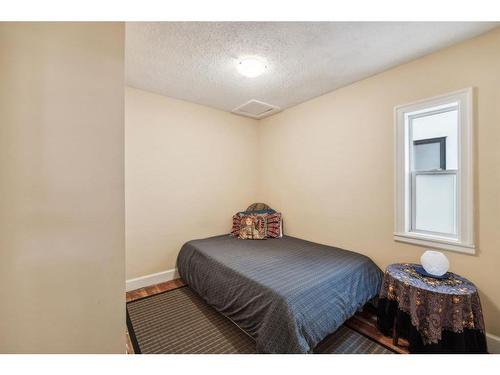 335 3 Avenue Ne, Calgary, AB - Indoor Photo Showing Bedroom