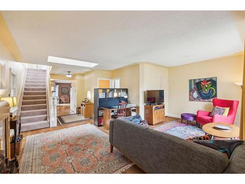 335 3 Avenue Ne, Calgary, AB - Indoor Photo Showing Living Room