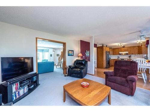 14232 Evergreen Street Sw, Calgary, AB - Indoor Photo Showing Living Room