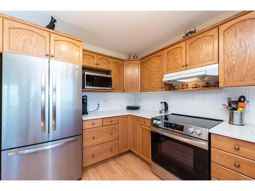 14232 Evergreen Street Sw, Calgary, AB - Indoor Photo Showing Kitchen