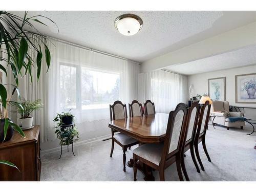 128 Gainsborough Drive Sw, Calgary, AB - Indoor Photo Showing Dining Room