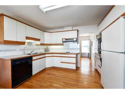 128 Gainsborough Drive Sw, Calgary, AB - Indoor Photo Showing Kitchen With Double Sink