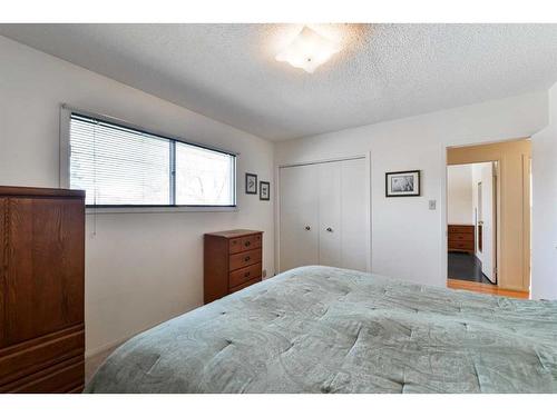 128 Gainsborough Drive Sw, Calgary, AB - Indoor Photo Showing Bedroom