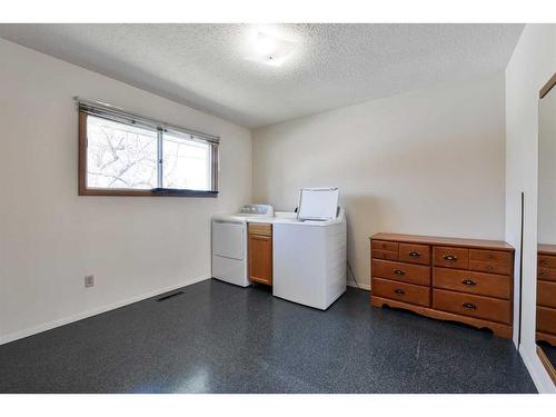 128 Gainsborough Drive Sw, Calgary, AB - Indoor Photo Showing Laundry Room