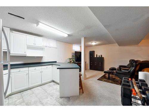 128 Gainsborough Drive Sw, Calgary, AB - Indoor Photo Showing Kitchen