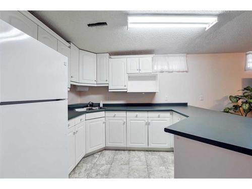 128 Gainsborough Drive Sw, Calgary, AB - Indoor Photo Showing Kitchen