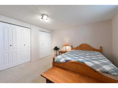 128 Gainsborough Drive Sw, Calgary, AB - Indoor Photo Showing Bedroom
