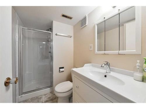 128 Gainsborough Drive Sw, Calgary, AB - Indoor Photo Showing Bathroom