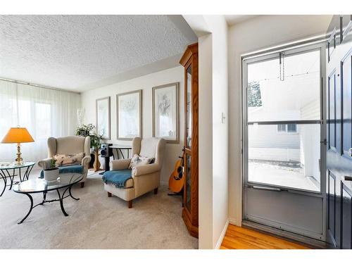 128 Gainsborough Drive Sw, Calgary, AB - Indoor Photo Showing Living Room