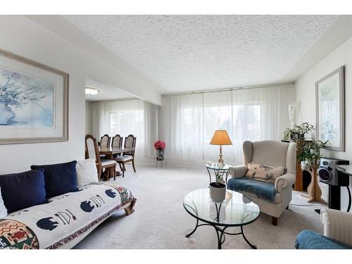 128 Gainsborough Drive Sw, Calgary, AB - Indoor Photo Showing Living Room
