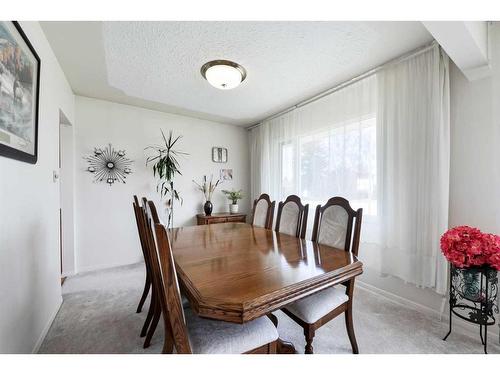 128 Gainsborough Drive Sw, Calgary, AB - Indoor Photo Showing Dining Room