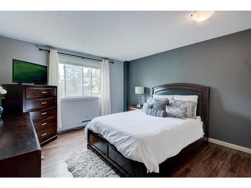 624-6400 Coach Hill Road Sw, Calgary, AB - Indoor Photo Showing Bedroom