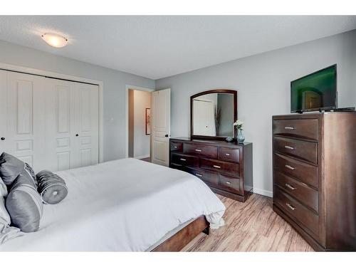 624-6400 Coach Hill Road Sw, Calgary, AB - Indoor Photo Showing Bedroom