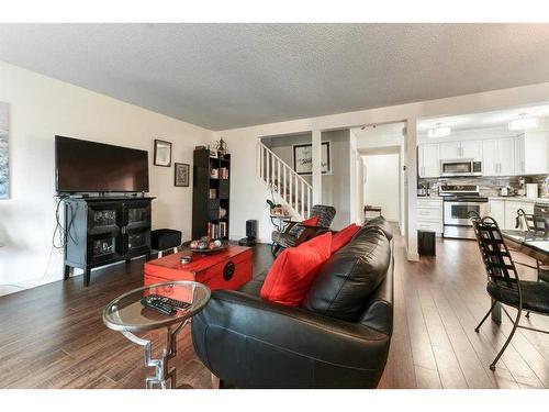 2-2121 34 Avenue Sw, Calgary, AB - Indoor Photo Showing Living Room