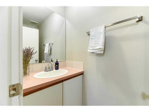 2-2121 34 Avenue Sw, Calgary, AB - Indoor Photo Showing Bathroom