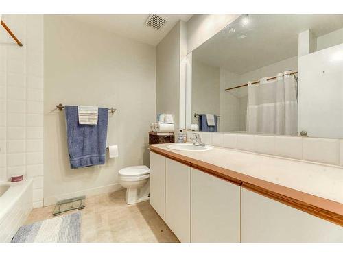 2-2121 34 Avenue Sw, Calgary, AB - Indoor Photo Showing Bathroom