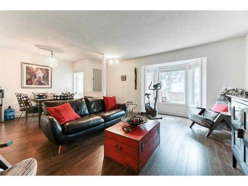 2-2121 34 Avenue Sw, Calgary, AB - Indoor Photo Showing Living Room