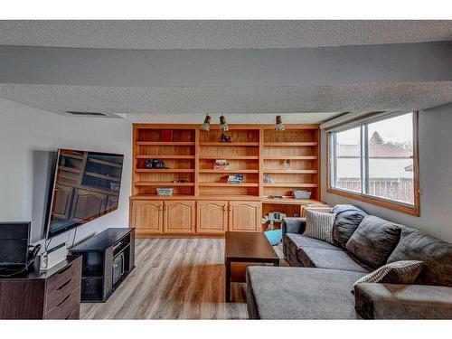 220 Templewood Road Ne, Calgary, AB - Indoor Photo Showing Living Room