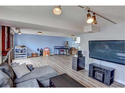 220 Templewood Road Ne, Calgary, AB - Indoor Photo Showing Living Room