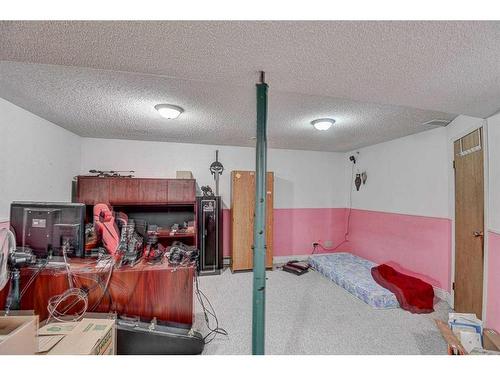 220 Templewood Road Ne, Calgary, AB - Indoor Photo Showing Bedroom