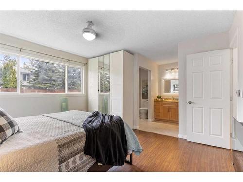 16 Woodglen Gate Sw, Calgary, AB - Indoor Photo Showing Bedroom