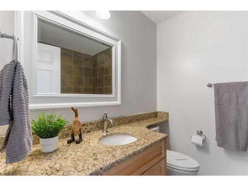 16 Woodglen Gate Sw, Calgary, AB - Indoor Photo Showing Bathroom