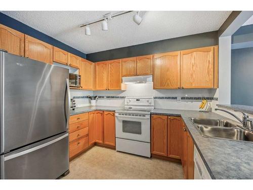 8 Country Village Landing Ne, Calgary, AB - Indoor Photo Showing Kitchen With Double Sink