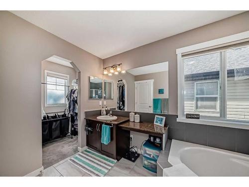 1049 Kingston Crescent Se, Airdrie, AB - Indoor Photo Showing Bathroom