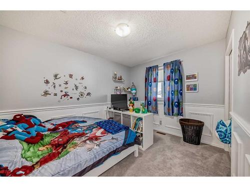 1049 Kingston Crescent Se, Airdrie, AB - Indoor Photo Showing Bedroom