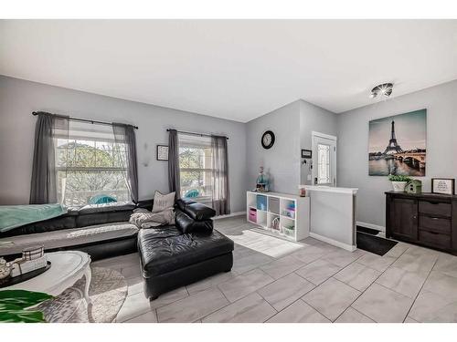 1049 Kingston Crescent Se, Airdrie, AB - Indoor Photo Showing Living Room