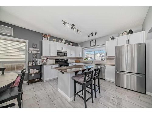 1049 Kingston Crescent Se, Airdrie, AB - Indoor Photo Showing Kitchen
