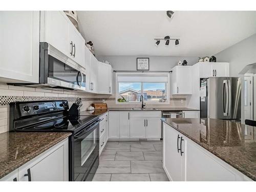 1049 Kingston Crescent Se, Airdrie, AB - Indoor Photo Showing Kitchen With Upgraded Kitchen