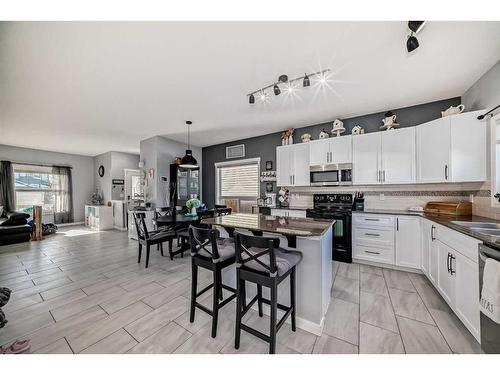 1049 Kingston Crescent Se, Airdrie, AB - Indoor Photo Showing Kitchen